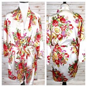 🌸Beautiful White Floral Silk Robe